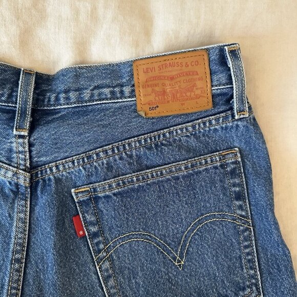 Levis Womens 501 Button Fly Cut Off Shorts Size W 27 Distressed Blue Demin - Picture 11 of 11